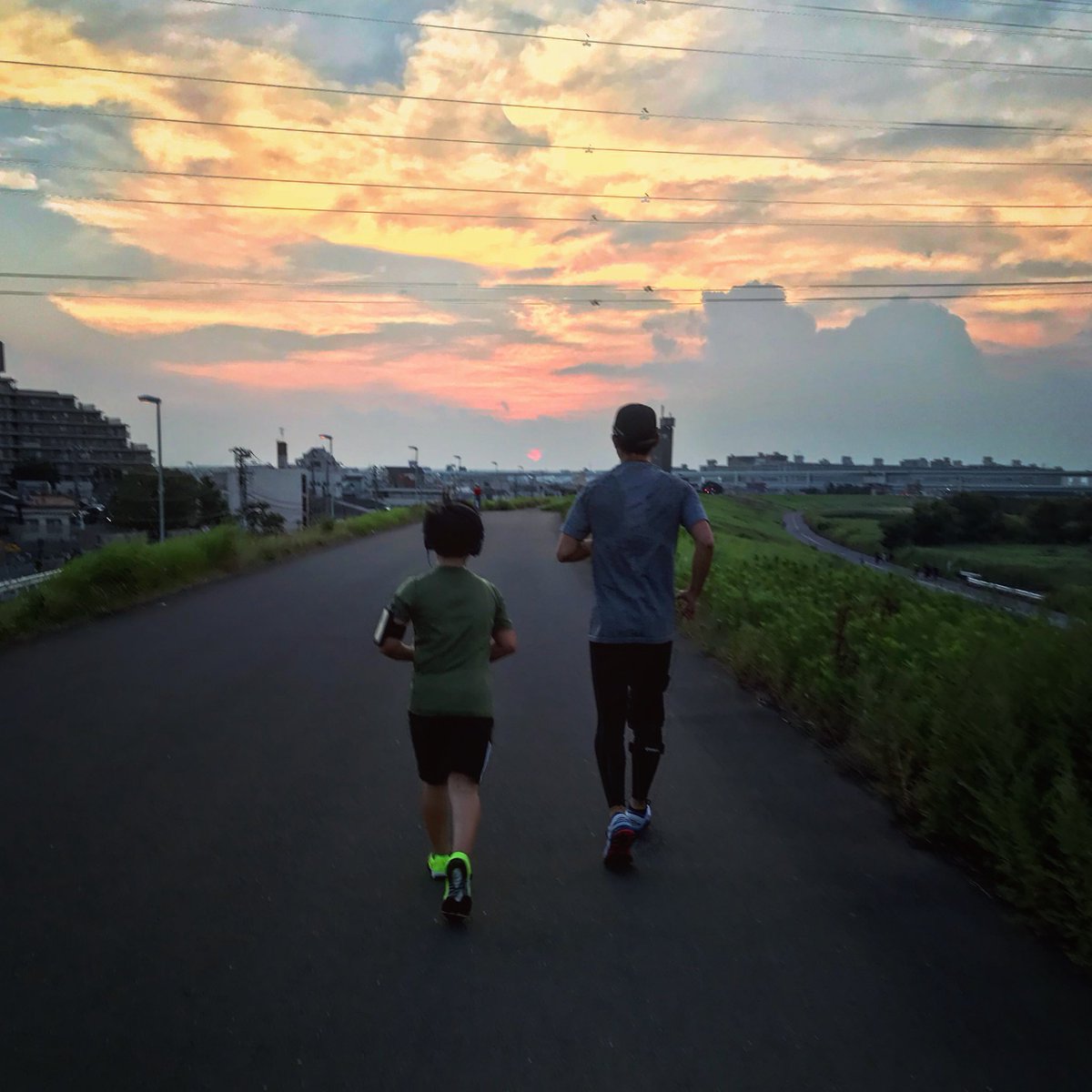 sato_shunta's tweet photo. 親父より息子へ
夕日を見ると一日の疲れが吹っ飛ぶ。また明日から頑張ろうぜ。
#KAYANO25 #SUNSET #running #HOT #mycourse #ARAKAWA https://t.co/0zDwknM2TF