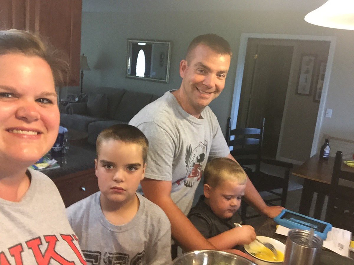 jguierclass's tweet photo. Cooking a meal as a family @Freedom42240 #FESEagles #7HabitsSelfie https://t.co/NHM9ccmhBk
