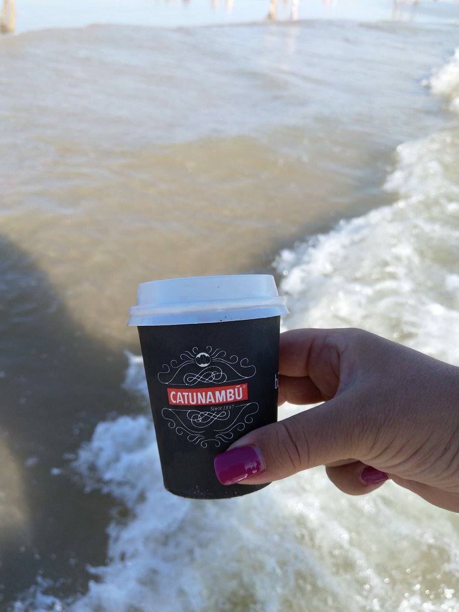 Nos acaban de enviar esta imagen desde #Málaga  ¡A disfrutar de ese rico café ☕️ a la orilla del mar! #vacaciones #cafe  #coffeetime