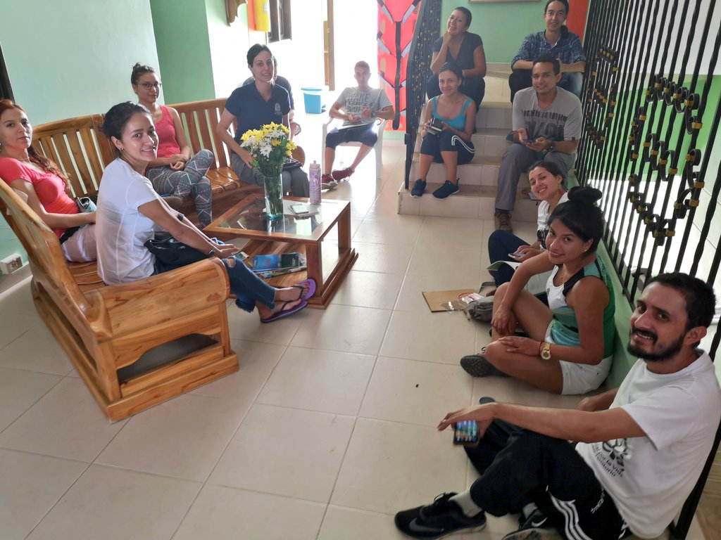 Mangle_Blanco's tweet photo. @NataliaSArruda and @MariaFernandaP4 @youthmappers #researchfellowship explain how to use #kobotoolbox for app-based field surveys to volunteer students #cartocosta #coastmap #BocasDelAtrato #Urabá #Antioquia https://t.co/3YdA9422oM