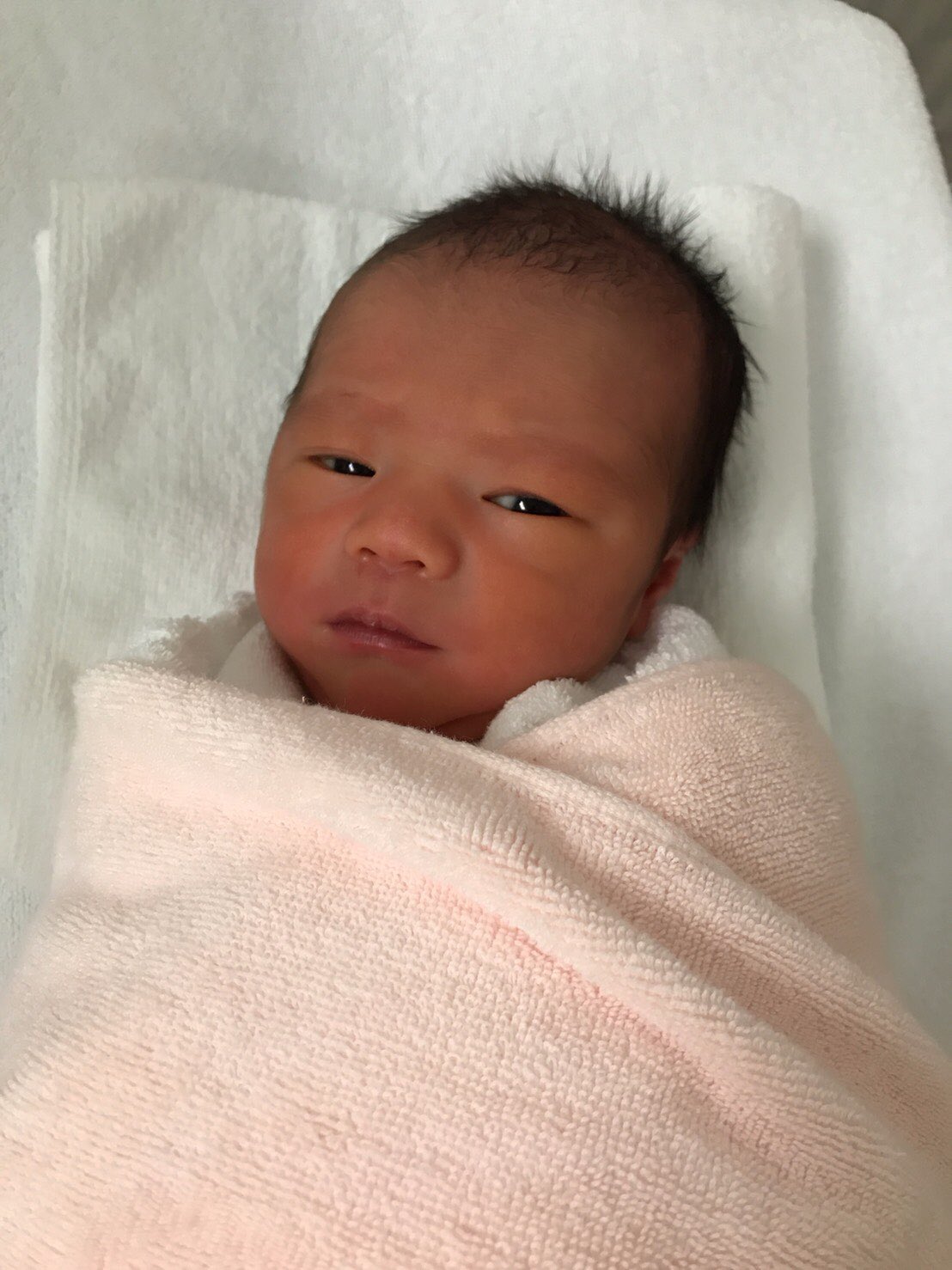 さちこ Twitterissa 生まれて１日の赤ちゃん 自分の子じゃないのに癒されてる 寝顔も可愛かったけど 目開けたらもっと 可愛い 抱っこするの楽しみ 写真ママに許可もらい済み 新生児 生まれて1日目 癒し T Co I3ygsle606