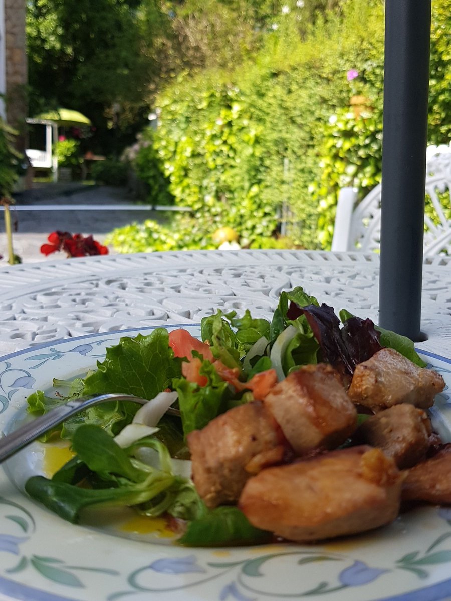 RubenAsenjo's tweet photo. Ensalada + atún + vit D 😎😂 https://t.co/YX80TsbM03