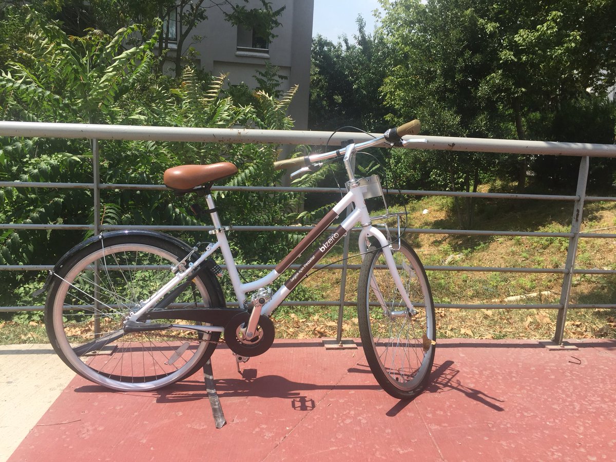 #bizero bisikletkerinin bakımdan kim sorumlu <a href="/itu1773/">İTÜ - İstanbul Teknik Üniversitesi</a>. Bu bisiklet 1 haftadır #istinyepark kapısı önünde lastiği patlak bir şekilde beklemekte. #biskletevi #itü #bisiklet 🚴🏼‍♂️