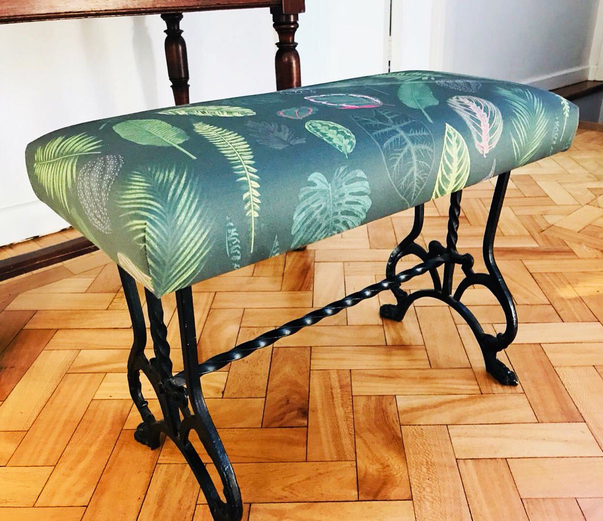 How beautiful is this little chair covered in our Foliage on Green fabric? 💚🌿🍃🌱

Thanks for sharing Sara 😊