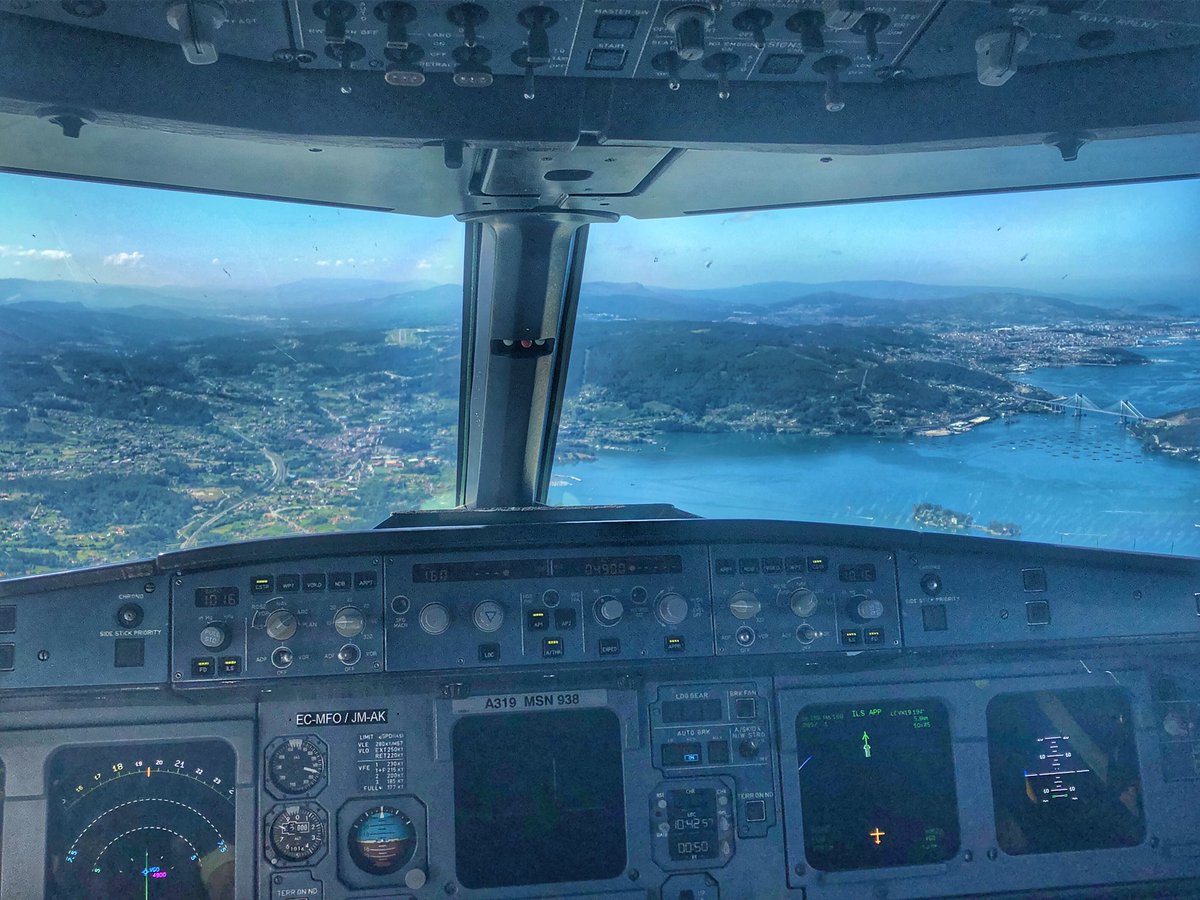 Bonitas vistas que nos dejaba ayer esta aproximación (sentado en el jumpseat) ¿Que aeropuerto creéis que es?  🤓👨🏼‍✈️😊✈️ <a href="/controladores/">😉Controladores Aéreos 🇪🇸</a> #iberia