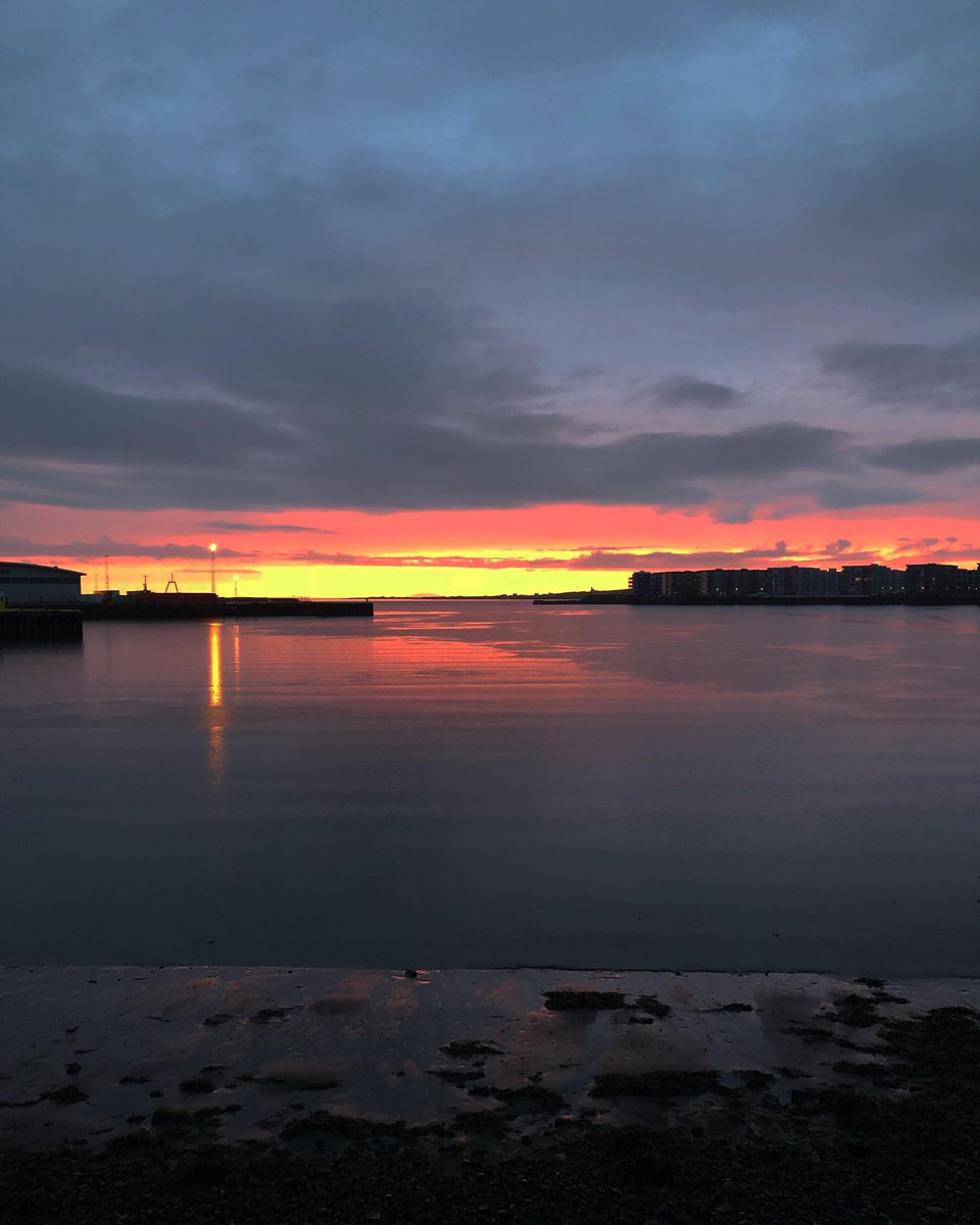 The midnight sun in Hafnarfjörður, Iceland
Looking like a volcanic eruption in the horizon!😶