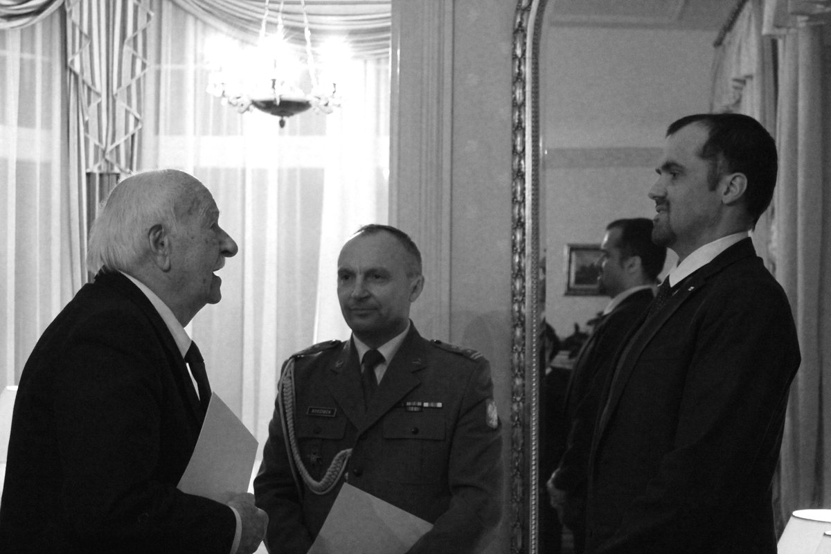 PLinSwitzerland's tweet photo. W wieku 96 lat zmarł Mieczysław Przewrocki - uczestnik wojny obronnej w 1939 r., walk we Francji w 1940 r., jeden z ostatnich weteranów II Dywizji Strzelców Pieszych. W 2017 r. Ambasador @JakubKumoch wręczył Mu akt nadania stopnia ppor. rezerwy WP. Cześć Jego pamięci! https://t.co/duHwl80ytw