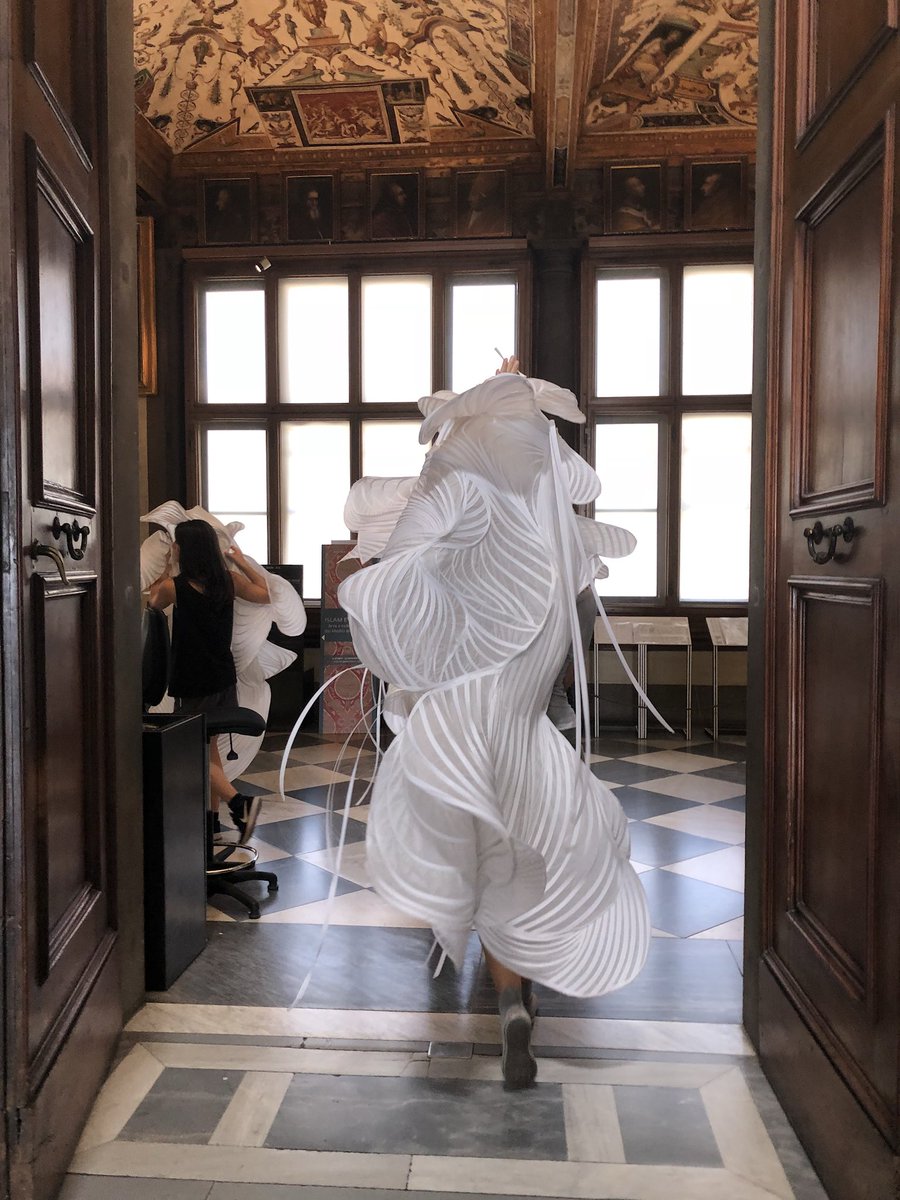 UffiziGalleries's tweet image. Sono un omaggio a #Botticelli i costumi di scena di #SoniaBiacchi, fondatrice del CTR di #Venezia, per la performance di #UffiziLive di domani sera #24Luglio: “Gratia Cantantes”. Abiti scultura nati dalla riconversione di materiali inusuali, diventati forme di haute-couture.