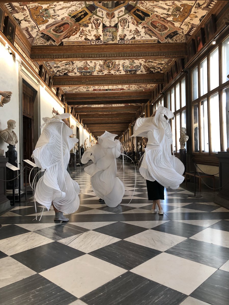 UffiziGalleries's tweet image. Sono un omaggio a #Botticelli i costumi di scena di #SoniaBiacchi, fondatrice del CTR di #Venezia, per la performance di #UffiziLive di domani sera #24Luglio: “Gratia Cantantes”. Abiti scultura nati dalla riconversione di materiali inusuali, diventati forme di haute-couture.