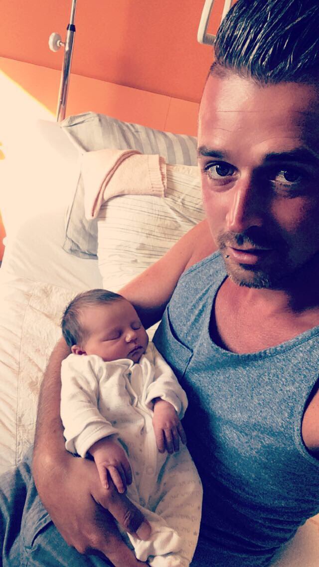VelkeneersG's tweet photo. Met mijn petekindje #girl #peter #hospital https://t.co/aKTDZOFuc6