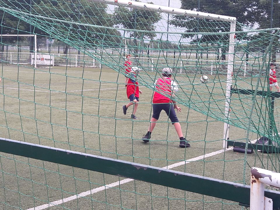 PrefetOccitanie's tweet photo. Retour sur la visite vendredi @PrefetOccitanie dans le club de #football @ASHersoise à #Toulouse dans le cadre dispositif #ville vie #vacances avec le partenariat @TUC_VACANCES puis échanges avec les jeunes en stage sur les valeurs du foot et l'idée d'engagement bénévole #ddcs31 https://t.co/lVeGhrljj1