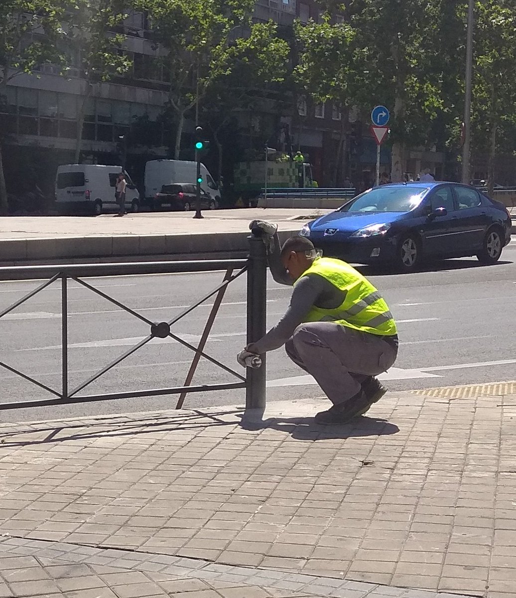 MJoseTopete's tweet photo. Av Filipinas esquina C/ Guzmán el Bueno.
Están pintando las vallas.
Igualito q en #Teuan q nos come la basura y lo q no es basura.
Menos mal q @ManuelaCarmena @galceran_montse están en contra de la distinción d clases y q pelean por los barrios más desfavorecidos
Se nota, se nota https://t.co/ymUOvpdAln