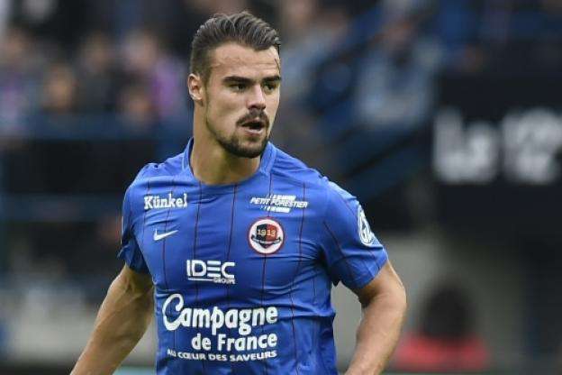 ROUGEmemoire's tweet photo. Deux pistes chaudes au Stade Rennais selon plusieurs médias nationaux, le milieu Clément Grenier (Guingamp, 4 M€) et le défenseur central Damien Da Silva (ex-Caen, libre). #RMercato https://t.co/js4wFIxW5k