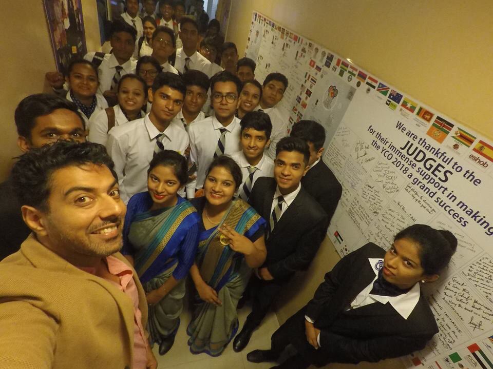 directorPuniihm's tweet photo. Celebrity Chef Ranveer Brar with students at IIHM Pune @IIHMHOTELSCHOOL @subornobose #pune #IIHMBest3Years #RanveerBrar https://t.co/X7YNs35Gm1