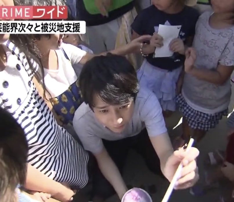 mahounosi__ru's tweet photo. いつの間にか子供たちに取り囲まれていた二宮くん、貰ったかき氷を持ってしゃがみこむと誰よりも小さくなってて…目の前にいた子にかき氷分けてあげて笑ってる…そして子供たちが作ってくれたかき氷が綺麗な嵐カラー…すごいなぁ「嵐」は本当にどこに行っても「5人」だなぁ。 https://t.co/GjBMvvgfyP