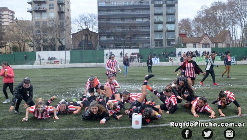 Estudiantes se consagró campeón en fútbol femenino y, como la AFA no entregó el trofeo en la cancha, ¡festejaron con el bidón! ➡ ole.com.ar/estudiantes/fe…