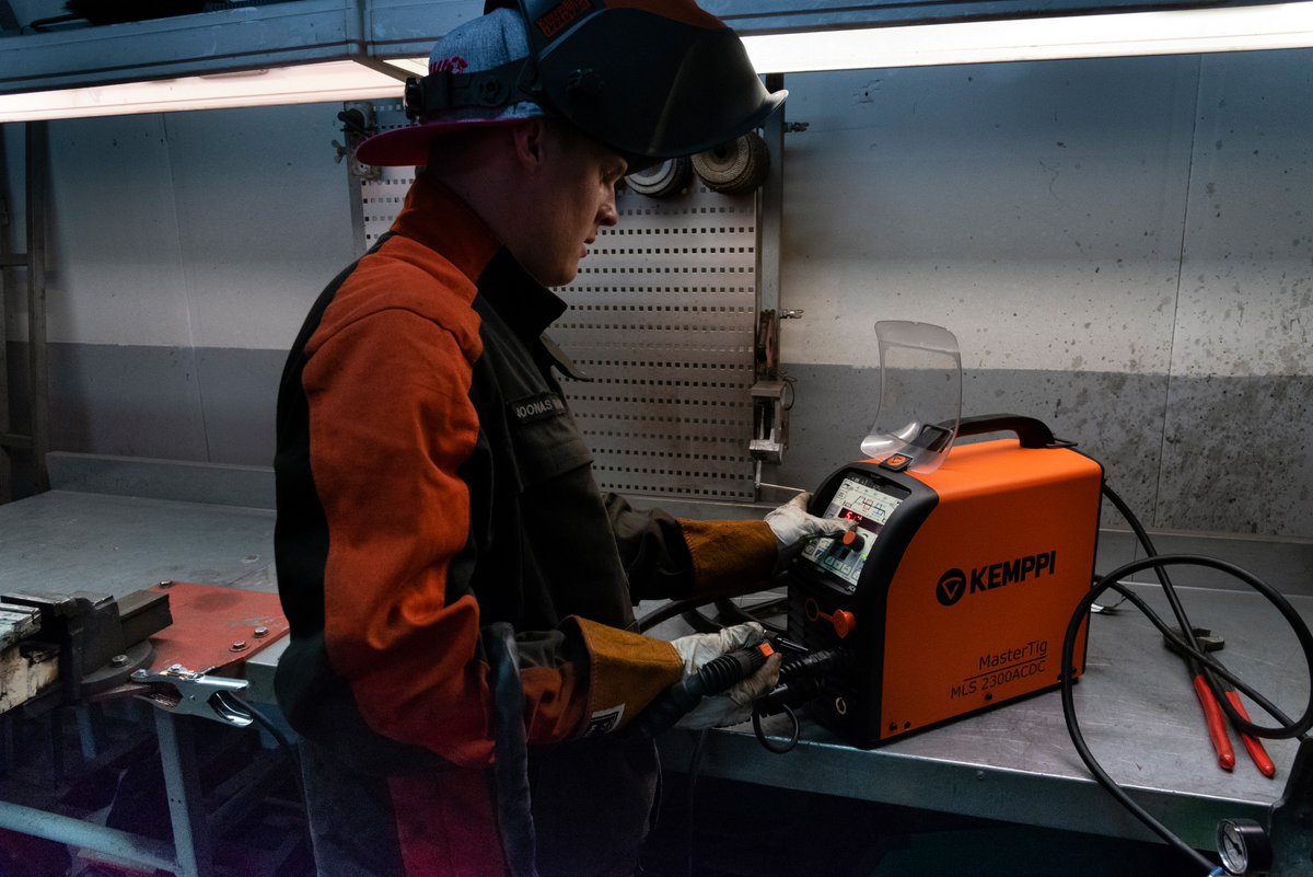Kemppi_Welding's tweet photo. Kuinka kehittyä hyväksi hitsaajaksi? Insinööri ja @WorldSkills-pronssimitalisti Joonas Innanen pohtii hitsauksessa tarvittavia monipuolisia taitoja. Lue lisää: #WeldingValue - https://t.co/iXSWbqhKKJ https://t.co/GTy4h7DFOY