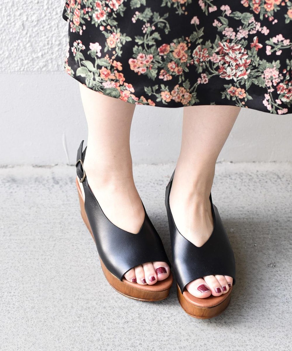 SHIPS_LTD's tweet image. 毎年人気のENESSの新作が登場♪
Vカットがポイントのウエッジサンダル。アンクルストラップとウエッジソールが安定感のある一足。パンツでもスカートでも合わせられる万能アイテムです。onlineshop.shipsltd.co.jp/shop/g/g315300…
#SHIPS #ENESS #サンダル #シップス