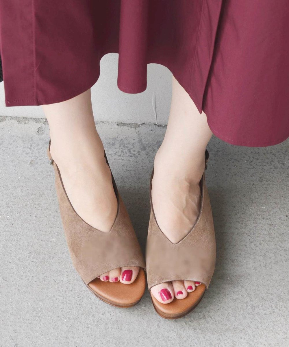 SHIPS_LTD's tweet image. 毎年人気のENESSの新作が登場♪
Vカットがポイントのウエッジサンダル。アンクルストラップとウエッジソールが安定感のある一足。パンツでもスカートでも合わせられる万能アイテムです。onlineshop.shipsltd.co.jp/shop/g/g315300…
#SHIPS #ENESS #サンダル #シップス