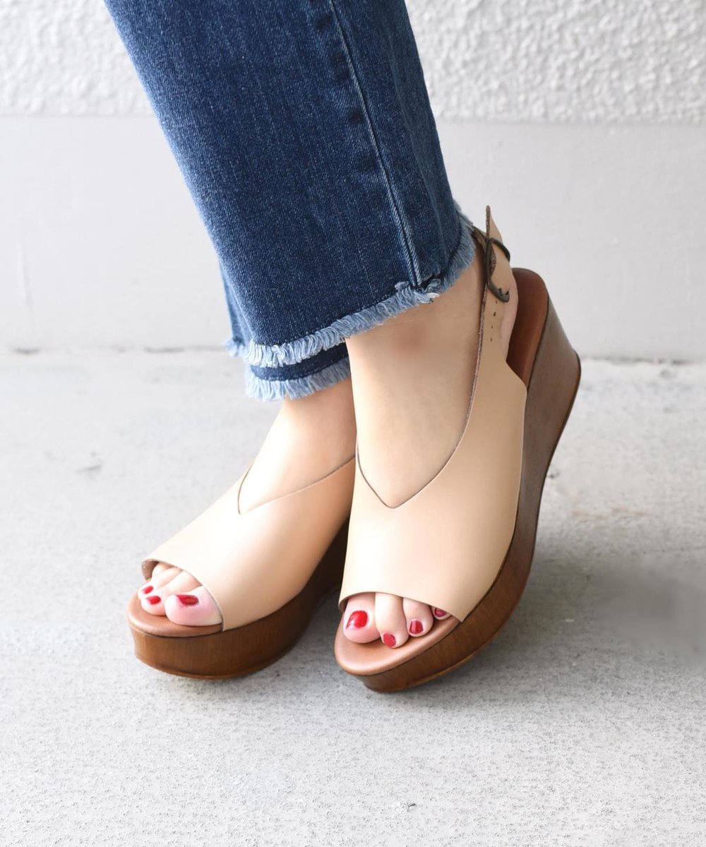 SHIPS_LTD's tweet image. 毎年人気のENESSの新作が登場♪
Vカットがポイントのウエッジサンダル。アンクルストラップとウエッジソールが安定感のある一足。パンツでもスカートでも合わせられる万能アイテムです。onlineshop.shipsltd.co.jp/shop/g/g315300…
#SHIPS #ENESS #サンダル #シップス