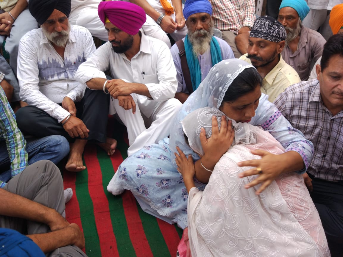 AAPbalbir's tweet photo. Jagdeep Brutally beaten to death by goondas of sitting Congress M C of Ludhiana
Goondas  provided with security
Family is being pressurised by police to cremate the body
#justice4Jagdeep
@ArvindKejriwal @msisodia 
@ZeePunjab 
@TOIIndiaNews 
@ANI https://t.co/WqhWttx4qK
