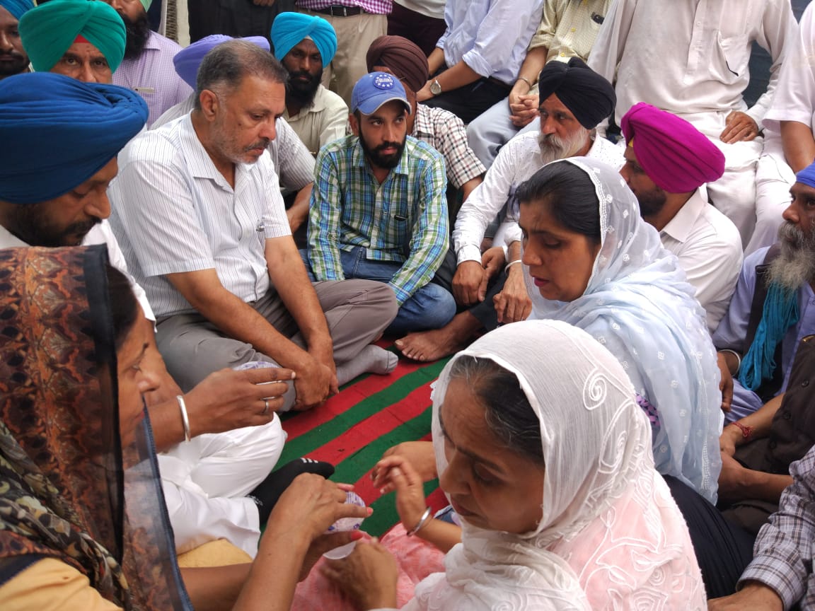 AAPbalbir's tweet photo. Jagdeep Brutally beaten to death by goondas of sitting Congress M C of Ludhiana
Goondas  provided with security
Family is being pressurised by police to cremate the body
#justice4Jagdeep
@ArvindKejriwal @msisodia 
@ZeePunjab 
@TOIIndiaNews 
@ANI https://t.co/WqhWttx4qK