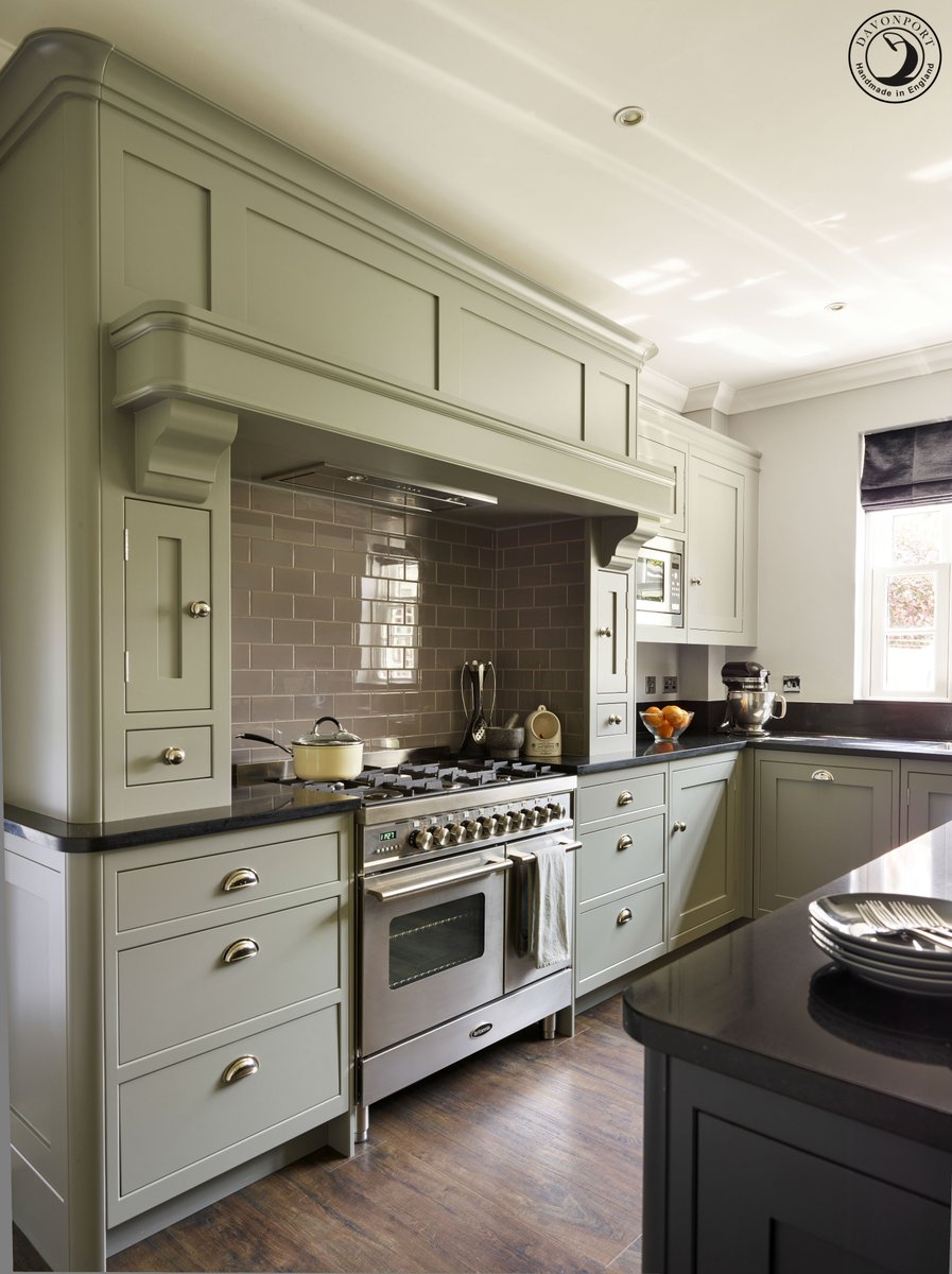 There’s something so homely & inviting about a #rangecooker, especially when it’s framed by a grand mantel like this one in our ‘Perfect Blend’ project >>> goo.gl/GnnYPR #kitchengoals #dreamkitchen