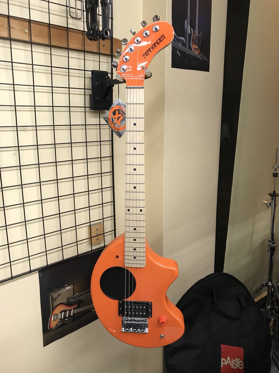 キクヤ楽器店平店 Zo 3 夏らしいオレンジカラーです 気軽に持ち出せて音が出せるのでアウトドアにもおすすめ キッズにも丁度いいサイズのエレキギターです Fernandes Zo 3 キクヤ楽器店平店 Zo 3 夏らしいオレンジカラーです 気軽に持ち出せて音が出せるのでアウトドアにもおすすめ キッズにも丁度いいサイズのエレキギターです Fernandes Zo 3