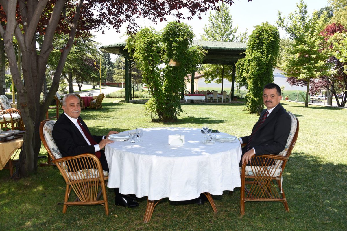aefakibaba's tweet photo. Tarım ve Orman Bakanımız sn @bekirpakdemirli ile bir araya gelerek bilgi paylaşımında bulunduk. Kendilerini tekrar tebrik eder, başarılar dilerim. https://t.co/uIYuRD737a