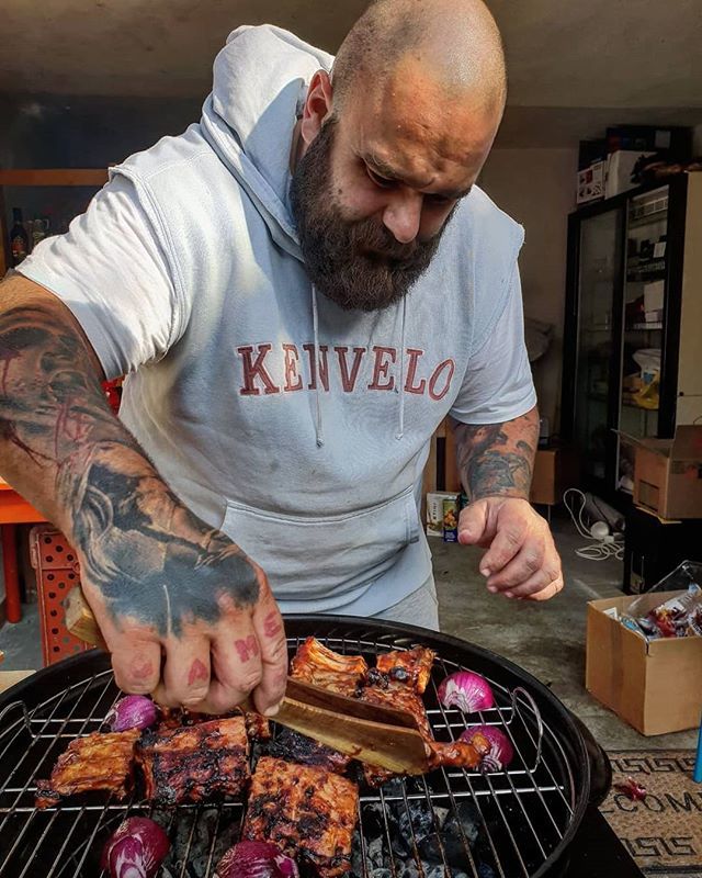 ornyfoodstyl's tweet photo. Makám na ty ruce😂😂😂
.
.
.
#beard #work #tattoo #foodporn #ribs #bbq #bearded #chef  #tattoos #food #beards #workout #dobrota #foodie #bbqlife #beardgang #dobrota  #vkuchyni #foodstagram #instafood #beardlife #instagood #dobrouchut  #beardstyle #workh… https://t.co/mtbYraaLfe https://t.co/1oAs3JCGRJ