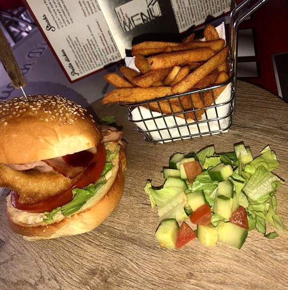 Can we please take a moment to appreciate this 🍔 OHHH MY <a href="/chevyslaganas/">Chevy's Zante</a> #Food #burger #Zante #laganas