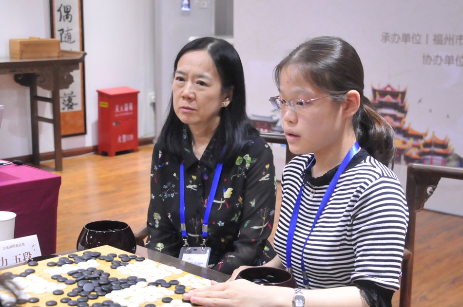 Niu Lili and her daughter Nyu Eiko playing pair go (finished game against Michael Redmond and his wife Niu Xianxian, Lili's younger sister, 2018 F (Image credit: Yoshiro Shimizu Twitter)