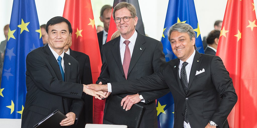 tuSEAT's tweet photo. #SEAT llega a #China. 🇨🇳 La compañía firma un acuerdo para unirse a la joint venture de Volkswagen Group China y JAC. ✍ https://t.co/f9R36Gs6SK https://t.co/tAAxcML0zJ