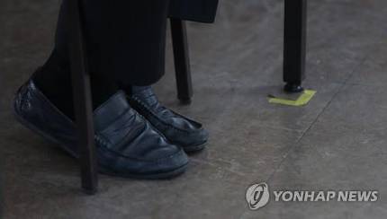 ASeoyeon777's tweet photo. 하루종일 눈물을 참다가 
이 사진 한 장에 무너졌다.
노회찬 의원님의 구두...

창원 한국GM 창원공장을 방문해 비정규직 노조원들과 대화를 나누던 노 원내대표의 낡은 신발...
맘이 너무 아프다. https://t.co/CNCukg7bA1