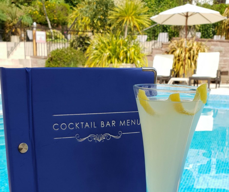 Its a "cocktails beside the pool" sort of Monday!