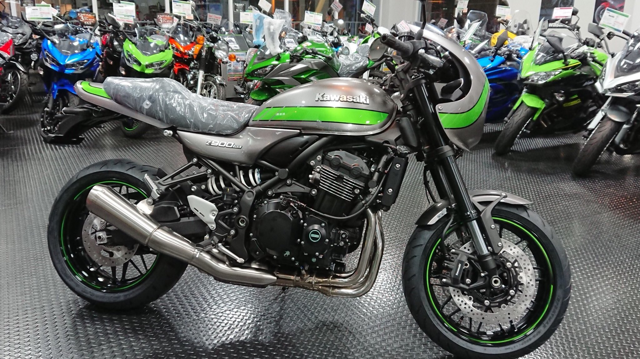 いし　z900rs cafe 純正タンク Kawasaki【z900rs】カフェ純正タンク グラファイトグレーメタリック美品