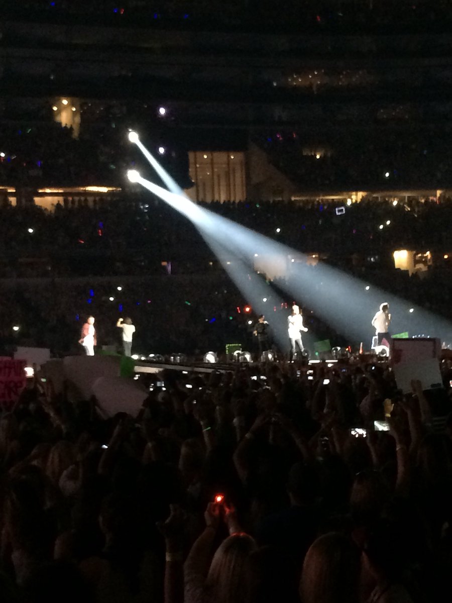 AlexisxMarie133's tweet image. August 24th 2014 💘

~Dallas Texas~ 

#8yearsOneDirection