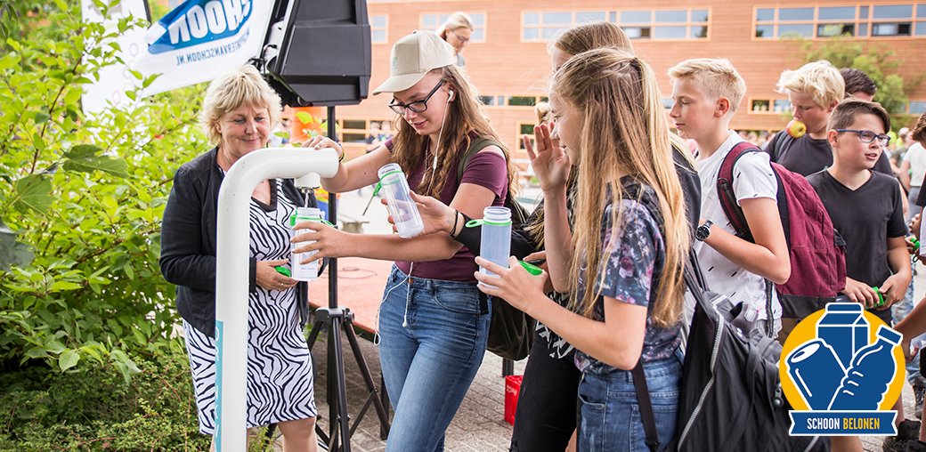 schoonbelonen's tweet photo. Gespaard met Schoon Belonen: Een watertappunt voor op je eigen schoolplein. Wethouder Anjo Bosman onthult dit mooie spaardoel in gemeente Berkelland. Veel plezier met deze originele beloning! https://t.co/qLcnGgC7ZC https://t.co/ixFWWCZs7p