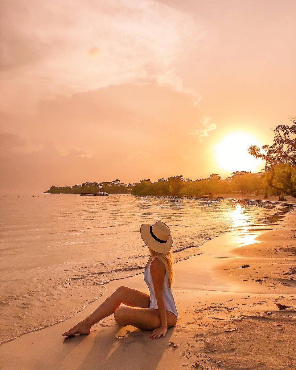 En Jamaica los atardeceres son únicos...
📷: <a href="/MarinaComes/">Marina Comes✈️</a> 
#VisitJamaica
