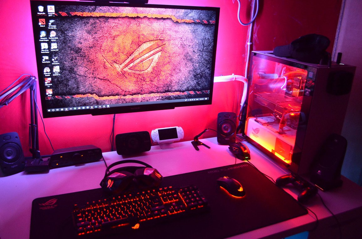 ASUS_ROG's tweet photo. It can't be a "blue Monday" if its really a red Monday! Thanks to Paul from the UK for a super strong #ROG themed set up from the #MYROG contest. https://t.co/PtP1SQAOey