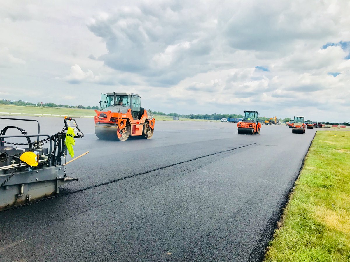 GrupaORLEN's tweet image. .@PragueAirport obsłużyło w ub. roku ok. 15 mln pasażerów. Taki ruch wymaga najlepszych rozwiązań. Dlatego pas startowy zmodernizowano naszym innowacyjnym #asfalt.em ORBITON HiMA z płockiej rafinerii. Gwarant. on wysoką odporność i długi czas bez remontów bit.ly/2uVK2MN