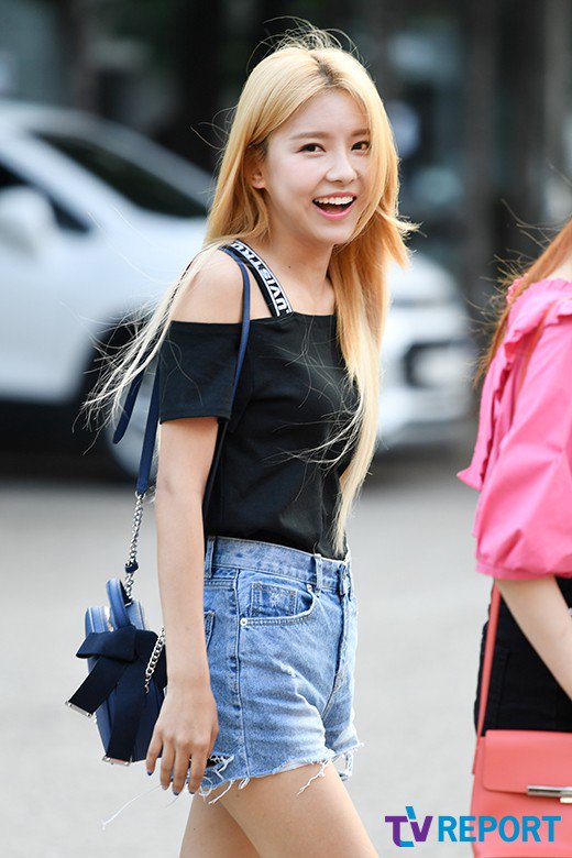 iAmFangirl15's tweet photo. GUGUDAN Kim Nayoung 😍💕
Hello @LOVCATPARIS 😘

#gugudan #gu9udan #구구단 #LOVCAT https://t.co/deeUzeF7RY