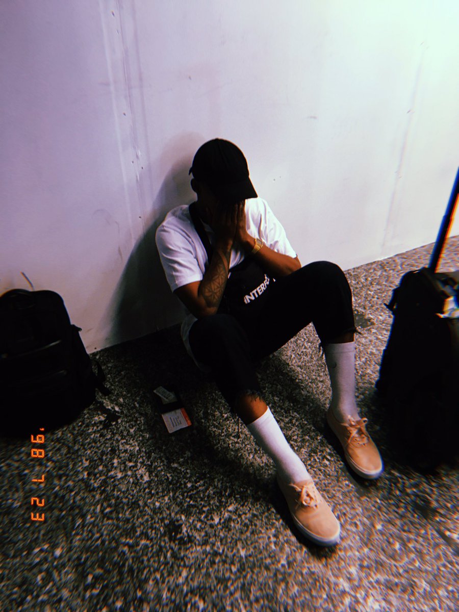 muziou's tweet photo. Airport living. My imaginary private jet is delayed. When being frugal doesnt work out. πΉ still cost me R400 from Milan to London though.
#ImNotCrying #TeamSaveMoney https://t.co/uXC1OTHvIo