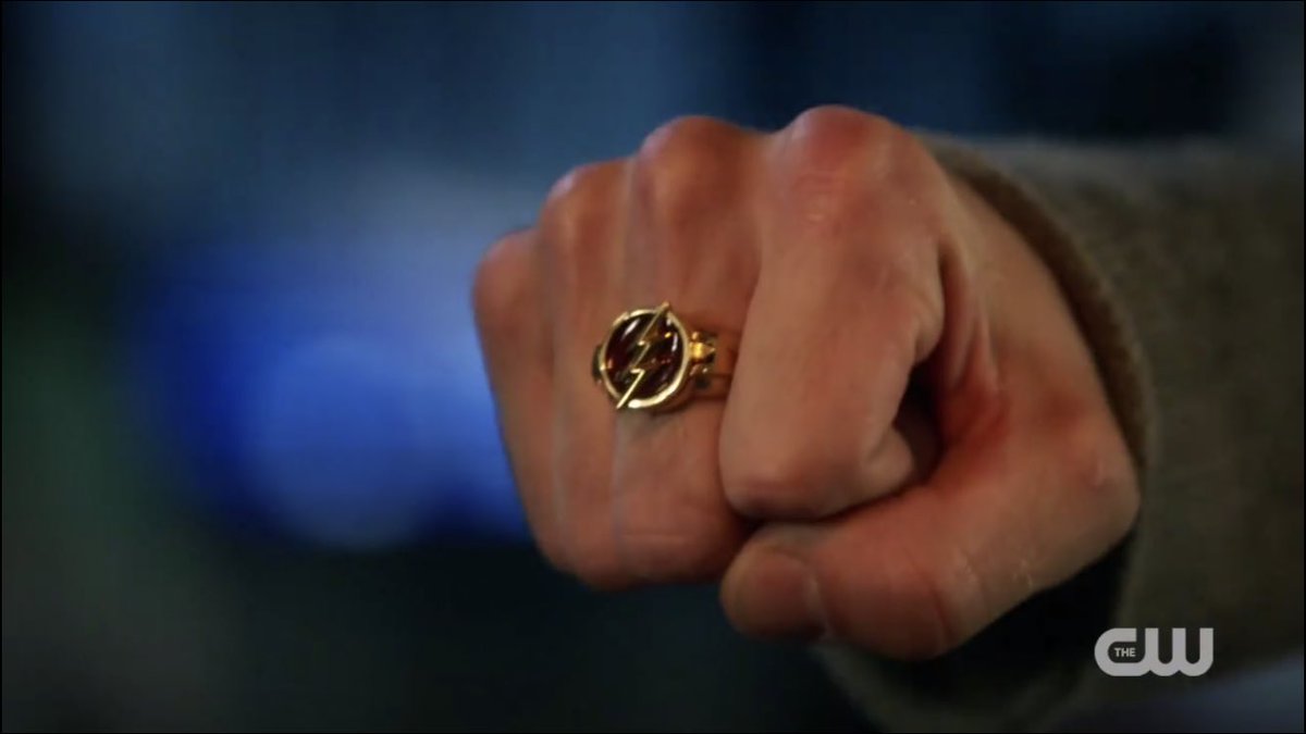 - แฟลชจะได้ใช้แหวนที่ใช้เก็บชุดสูทแล้ว แกรน์ตื่นเต้นมากๆ แล้วยังบอกอีกว่าชุดใหม่สวยด้วยครับ
- ธีมของซีซั่นนี้คือ Legacy
- ทีม Rogues ในเวอร์ชั่นวัยรุ่น จะมาในซีซั่น 5 นี้ด้วย #TheFlash