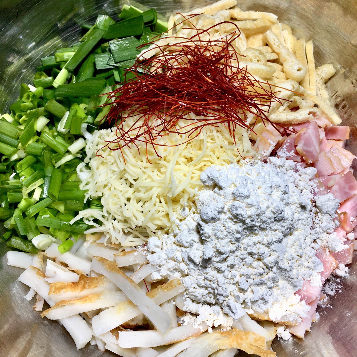 ｔ マイヤ Auf Twitter 研さまに教えてもらった ジャガイモのチヂミ レシピアレンジしたものを作りました 今回の材料は すりおろした ジャガイモ ニラ 小葱 竹輪 ベーコン 油揚げ チーズ 細切り唐辛子 小麦粉 少々 です フライパンが1つしかないので鯛