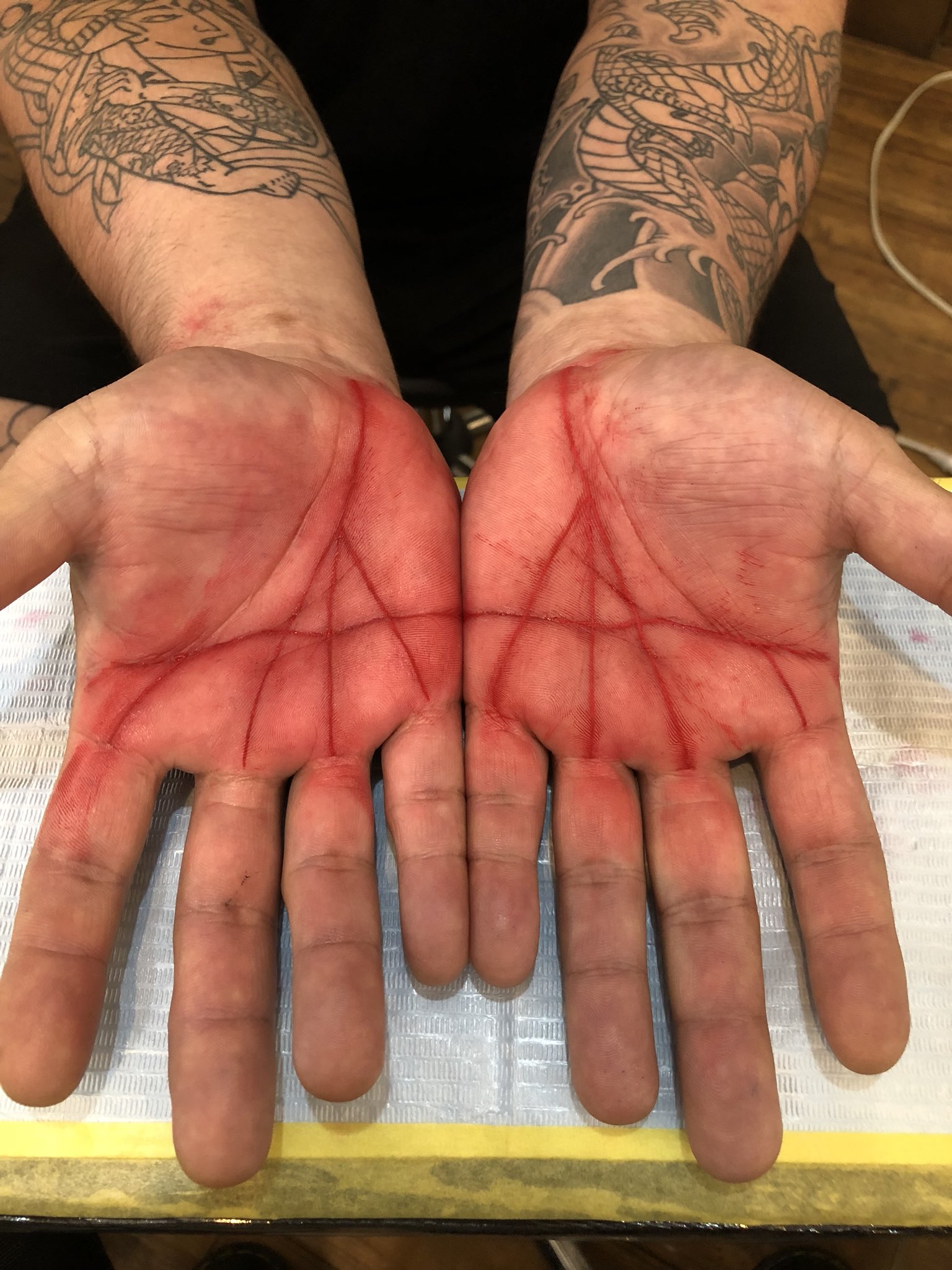 Black Ink Tattoo Okinawa みなさん 手相占いは好きですか ブラックインクタトゥー では ない手相は作ればいい をモットーに手相タトゥーを行なっております 覇王線と ますかけ線です その昔 豊臣秀吉は天下統一をする為に自分の手のひらを小刀で