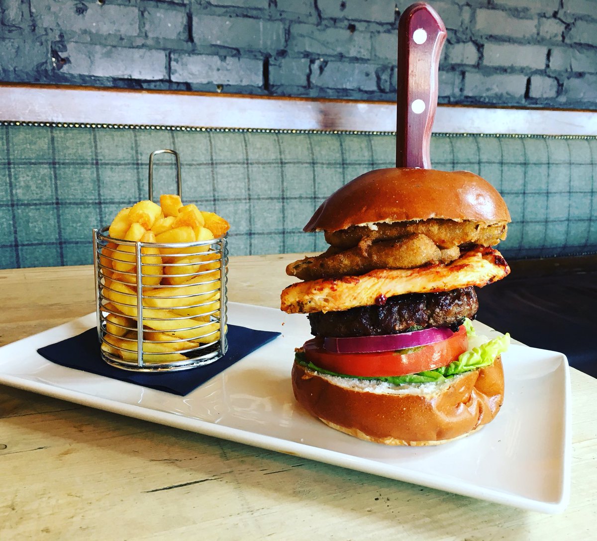 New #burgeroftheweek - Chalcroft Beef Patty, Harissa Chicken, #craftbeer battered pickles! 🍔🤤 #southsea #foodgasm #burger #meatlover #albertroad #foodporn