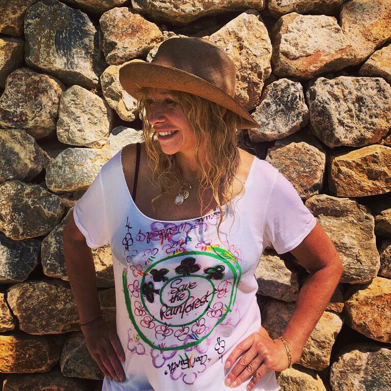 I’m fighting to save the rain forest #savetherainforest with <a href="/FollowWestwood/">Vivienne Westwood</a> @MsLeahWood <a href="/coolearth/">Cool Earth</a>  please help by buying this T.Shirt <a href="/coolearth/">Cool Earth</a> for info