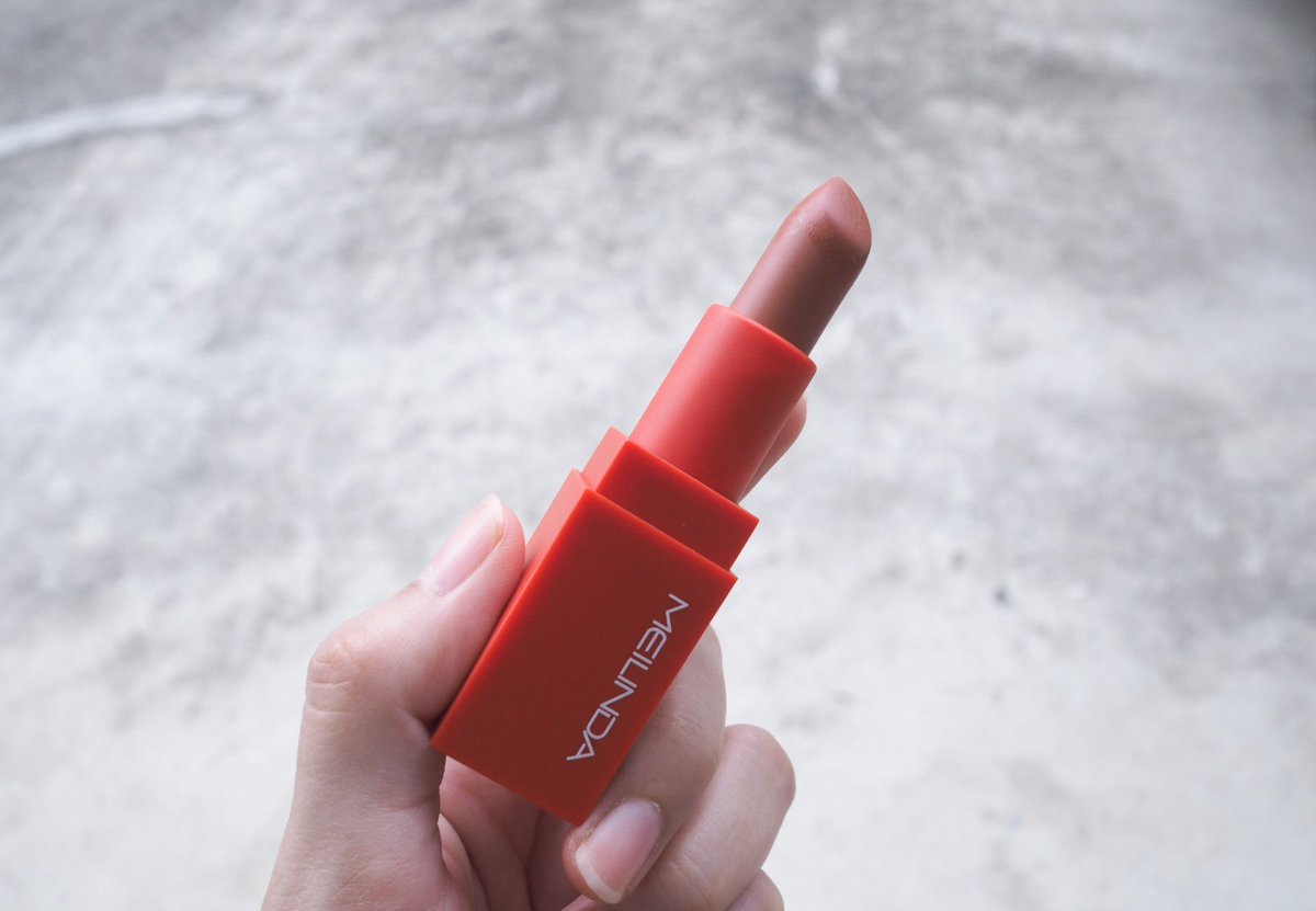 bowty__np's tweet photo. Light Matte Lipstick จาก MEILINDA (เมลินดา) แบรนด์ไทยที่ถูกและดี ตัวนี้จะดูเป็นโทนพีชๆ ส้มอิฐๆ เหมาะกับทุกสีผิว เนื้อลิปจะเป็นซอฟต์แมทบางเบา ได้ฟิลแบบทาลิปแมทแต่สบายปากกว่าลิปแมททั่วไปอ่ะ สีสวยติดชัด ใช้ทาได้ทุกลุค ในราคาถูกหลักร้อย 149 บาทมี6สี #meilinda #Lightmatte #nemarrival https://t.co/tnJ9JfPtrb