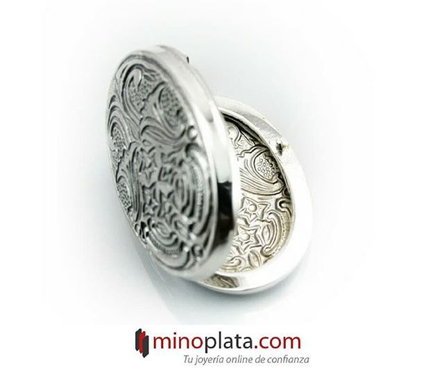 minoplata's tweet photo. ¡Recomendamos!
👉 https://t.co/uch0A43aHN
Colgante cajita guardapelos de Plata de ley envejecida. Una joya atemporal que podrás lucir a modo de medallón.

#cajita #plata #guardapelo #colgante #joyas #joyeria #platavieja #vintage https://t.co/DpVDrbwwOo